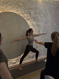 KOMMON social wellness club – joga gamtoje – nuotrauka 2
