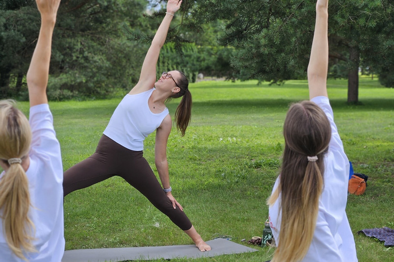 KOMMON social wellness club – joga gamtoje